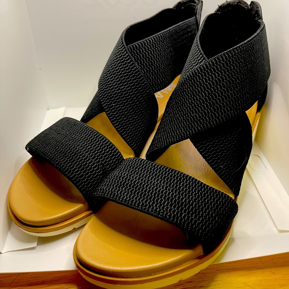 Brand new Mia size 6.5 wedge black straps n tan